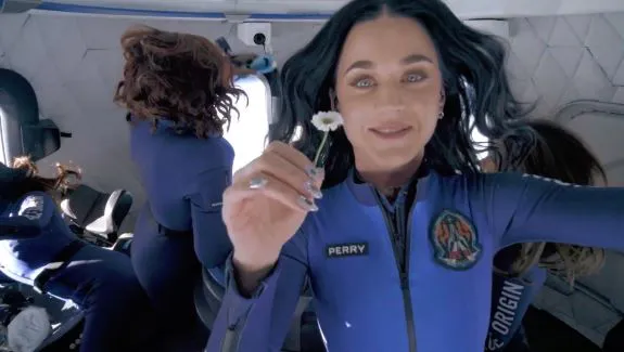 Katy Perry sosteniendo una margarita en el espacio a bordo del cohete de Blue Origin|Foto: Instagram / Blue Origin La misión en la cual participó la cantante Katty Perry y que fue financiada por Jeff Bezos fue promocionada como un hito feminista, pero recibió críticas por su enfoque comercial y las reacciones exageradas de la cantante. 