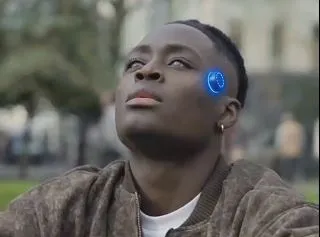 Escena publicitaria de Black Mirror sobre el producto 