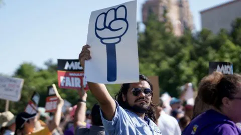 Manifestaciones de trabajadores del parque Disney| Getty Images 