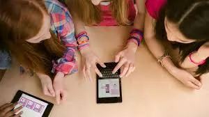 La Generalitat prohibirá el uso de moviles en las aulas a partir del próximo curso | Foto: Pinterest  La Generalitat vetará el uso del móvil en las aulas a partir del curso 2025-2026. La consellera de Educación y Formación Profesional, Esther Niubó, ha anunciado una medida contundente en la que quedará completamente prohibido el uso de teléfonos móviles