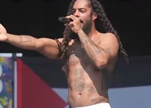 Bobby Vylan|Foto: AFP / Yonhap El dúo punk-rap Bob Vylan y el grupo Kneecap generan polémica con consignas pro-Palestina y ataques al ejército israelí, mientras autoridades analizan posibles delitos de incitación al odio.