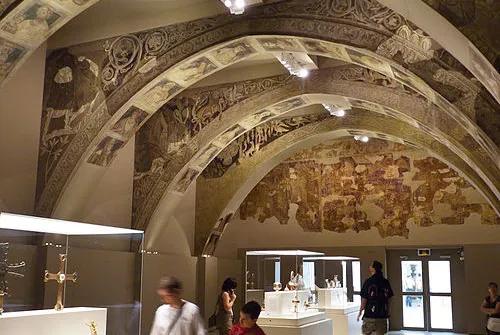 Pinturas del Monasterio de Sijena en el Museu Nacional d’Art de Catalunya (MNAC)|Foto: Turol Jones / Wikimedia Commons El museo catalán MNAC anuncia la creación de un grupo de trabajo técnico para estudiar el traslado de las pinturas de Sijena, mientras Aragón exige cumplir el fallo judicial sin más dilaciones