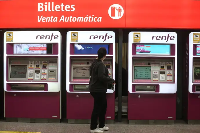 Máquinas de venta automática de Renfe cercanías en la estación de Madrid|Foto: Europa Press/Isabel Infantes Nuevos precios y descuentos de Renfe para Cercanías, Rodalies y Media Distancia 
