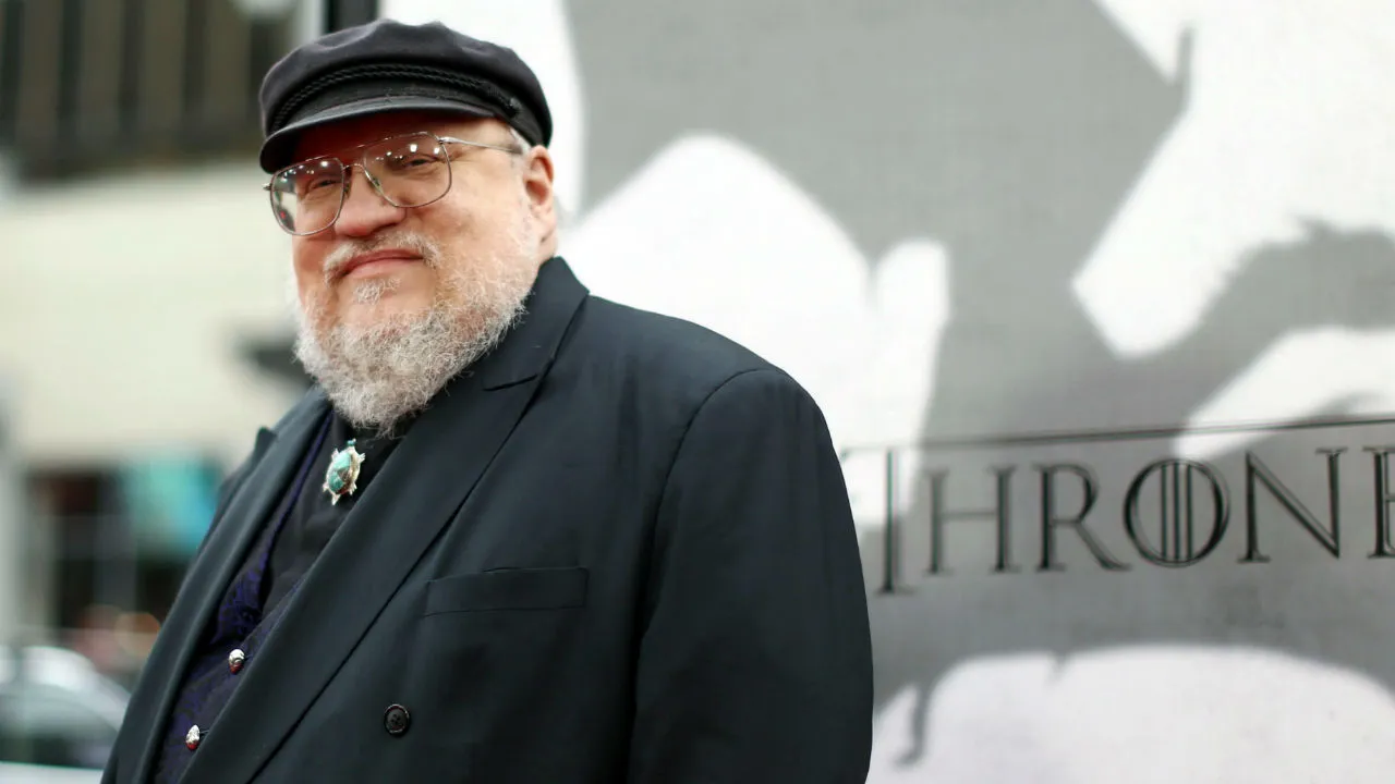 Acusan libro de George R. R. Martín de tener imágenes generadas con IA. Foto: Rolling Stone Las acusaciones de los fans sobre las ilustraciones de la nueva edición de 'Festín de Cuervos' son negadas rotundamente por la editorial de George R. R. Martin, que afirma "no se utilizó IA" y respalda al artista responsable.