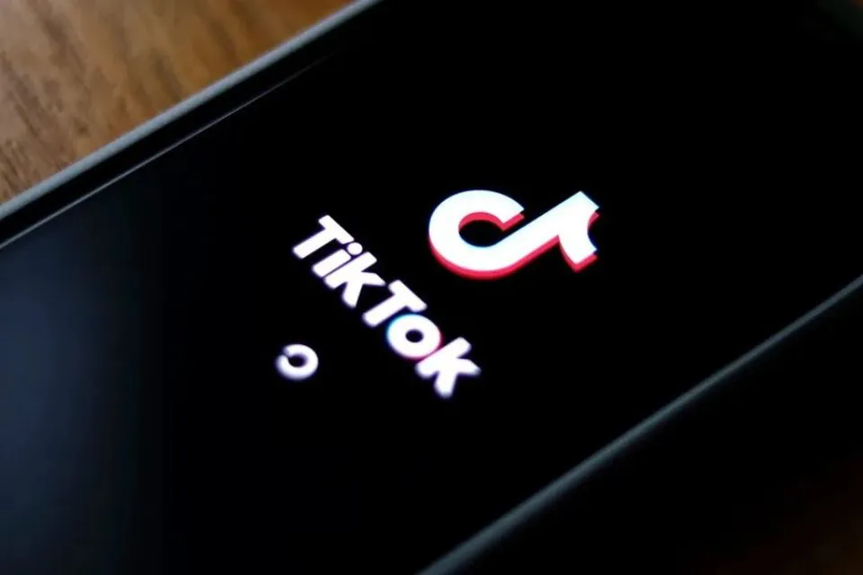 Un teléfono móvil con la aplicación de TikTok|Foto: EFE/EPA/Ritchie B. Tongo Bruselas concluye que TikTok incumple la ley sobre anuncios 
