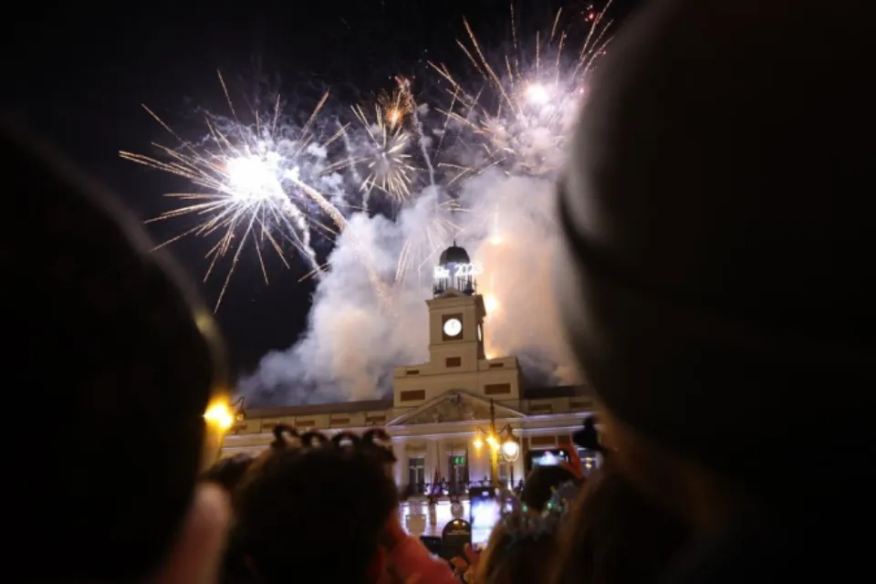 Fuegos artificiales tras las Campanadas en la Puerta del Sol - Foto: El Plural