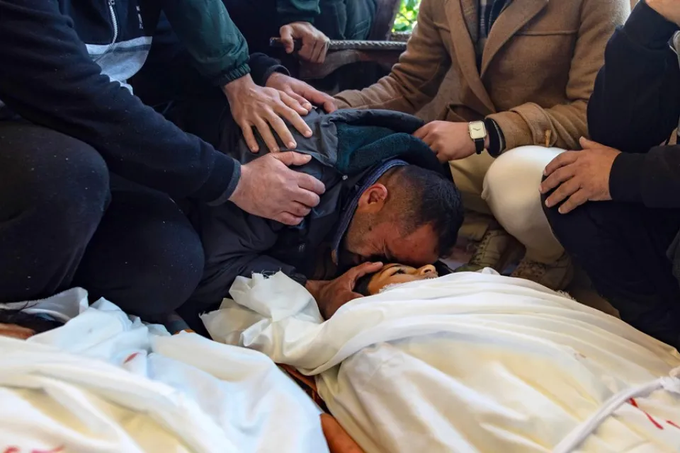 Los palestinos lloran junto a los cuerpos de sus familiares muertos - Gaza - Foto: EFE/EPA/Haitham Iad