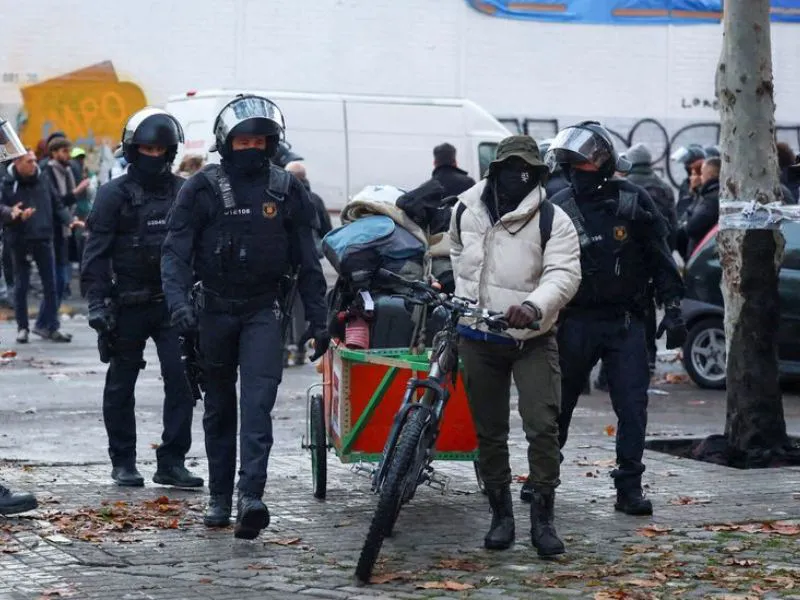 desalojo-instituto-b9-badalona|Foto: El Confidencial/Reuters/Albert Gea Los Mossos d'Esquadra desalojan el instituto B9 de Badalona, ocupado por inmigrantes, en medio de críticas por falta de alternativas habitacionales
