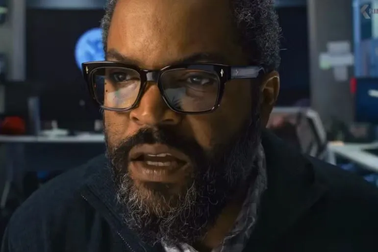 Ice Cube en una escena de la película "La guerra de los mundos"|Foto: Amazon Prime Video. La nueva versión del clásico de H.G. Wells, protagonizada por Ice Cube y estrenada en Prime Video, no solo recibió un abrumador rechazo de la crítica, sino que fue incluida en la lista de las 100 peores películas de todos los tiempos.