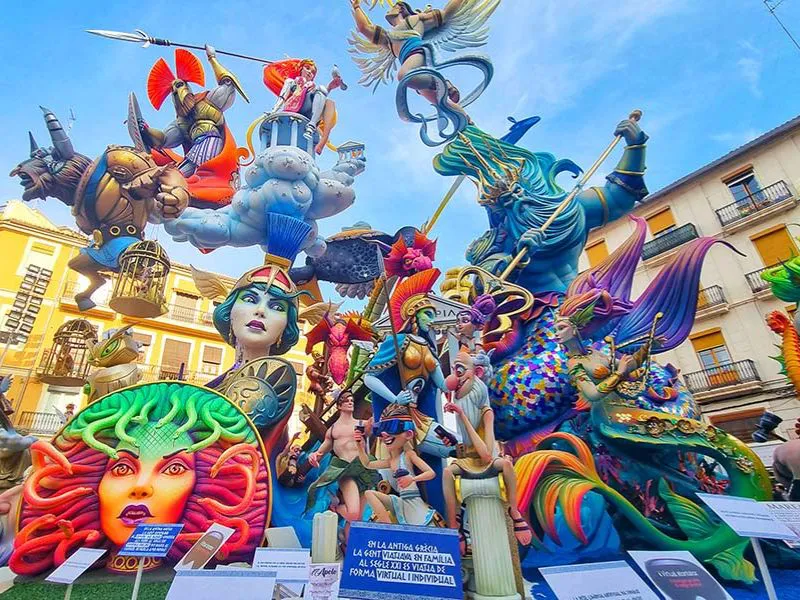 Fallas de Valencia / Foto: Dream Properties Valencia Las tradiciones españolas son mucho más que simples festejos: representan el vínculo que conecta generaciones, refuerza la identidad cultural y mantiene viva la memoria colectiva