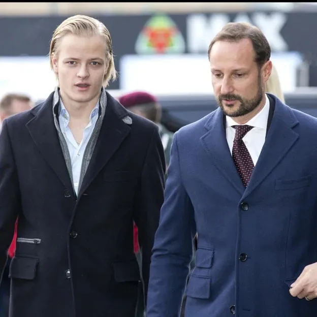 Marius Borg junto a su padrastro, el príncipe Haakon. Noruega - GTRES- Mujer Hoy