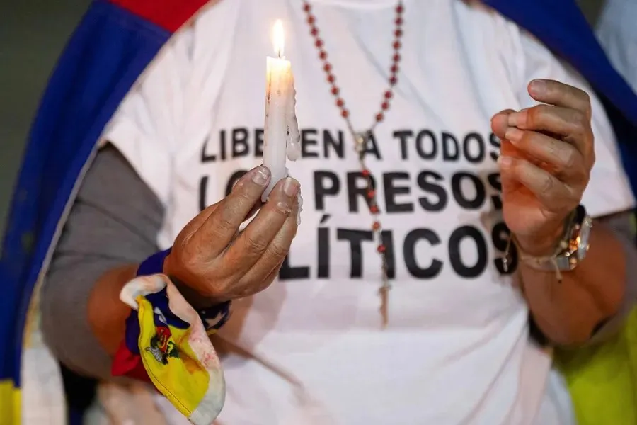 Una mujer protestando contra los presos políticos, en Caracas (Venezuela)|Foto: EFE/Ronald Peña Una ONG reporta 59 presos políticos liberados en Venezuela tras negociaciones con EEUU