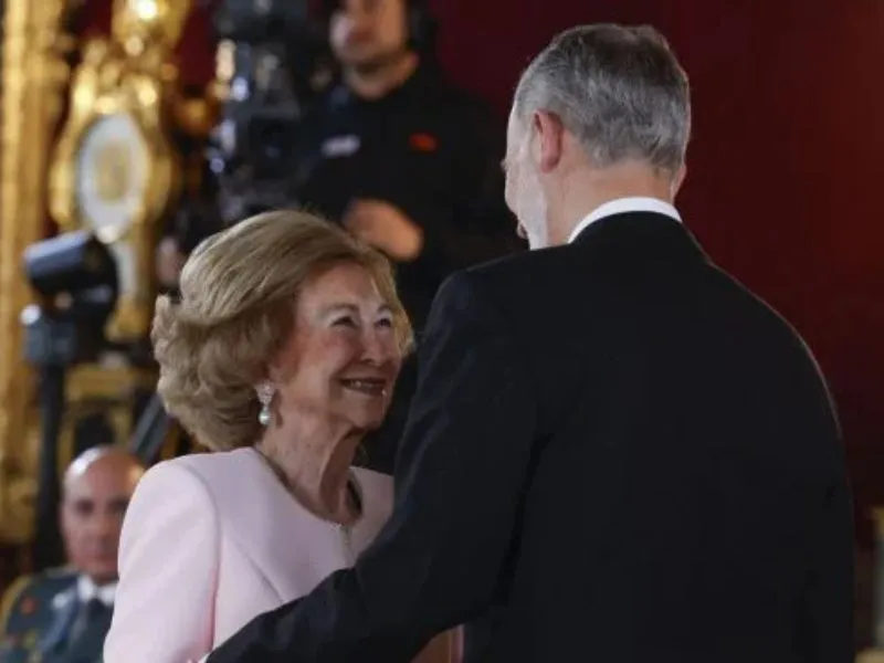 reina-sofia-toison-de-oro-palacio-real-2025|Foto: OK Diario/Gtres La reina Sofía ha sido distinguida con el Toisón de Oro por el rey Felipe VI, en una ceremonia histórica en el Palacio Real
