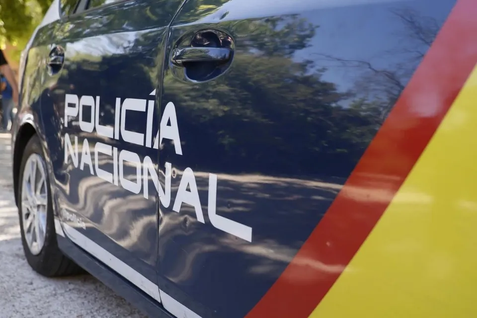 Un coche del Cuerpo Nacional de Policía|Foto: EFE/Mariscal Detienen a 13 personas por un fraude de 1,3 millones a la Seguridad Social desde 17 sociedades

