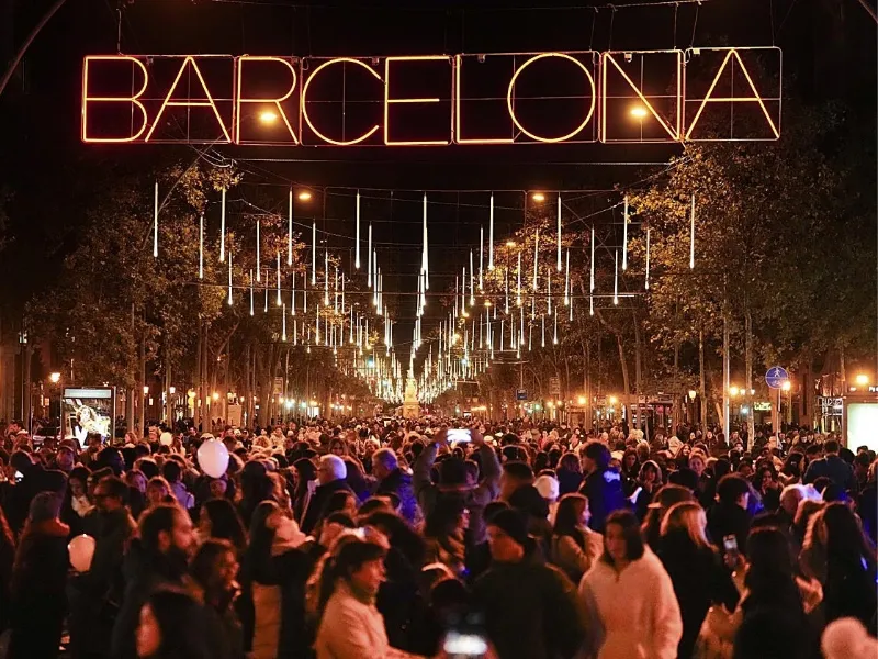 luces-navidad-barcelona-2025-paseo-gracia|Foto: ABC/EFE Barcelona enciende 126 km de luces navideñas con espectáculos, rutas y horarios especiales hasta enero