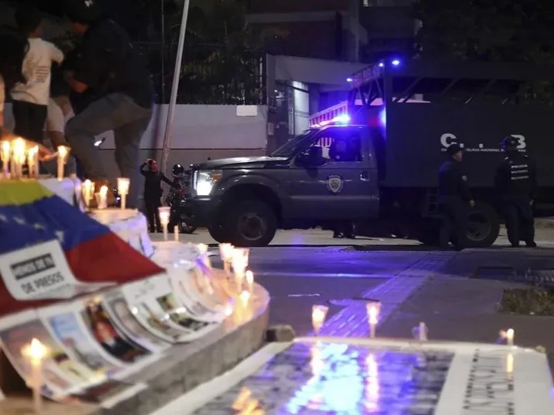 familiares-esperan-liberacion-presos-politicos-venezuela-enero-2026|Foto: EFE/STR Venezuela reporta 116 nuevas excarcelaciones de presos políticos bajo la revisión de causas de Delcy Rodríguez. Conozca las cifras oficiales, las verificaciones de Foro Penal y la situación de los 803 detenidos restantes