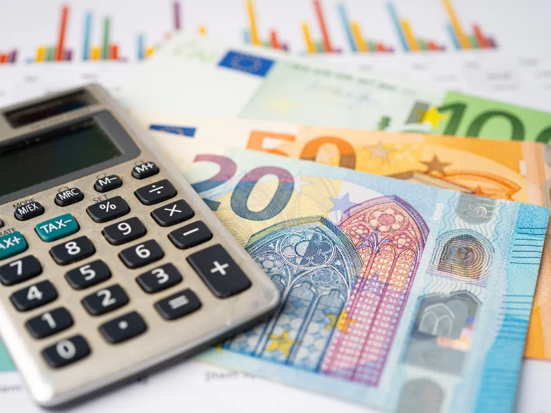 billetes-de-euro-sobre-calculadora-y-graficos-financieros