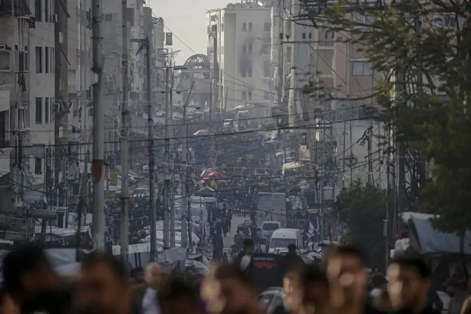 Palestinos caminan en la ciudad de Gaza|Foto: EFE/EPA/Mohammed Saber Gaza: más de 800 muertos desde que Israel rompió la tregua