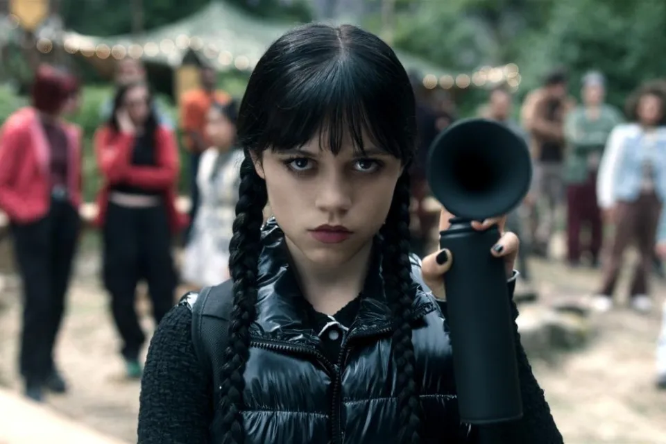 Jenna Ortega interpretando a 'Miércoles'|Foto: La Vanguardia/Netflix Agosto en streaming: series imperdibles de Ficción y Realidad  
