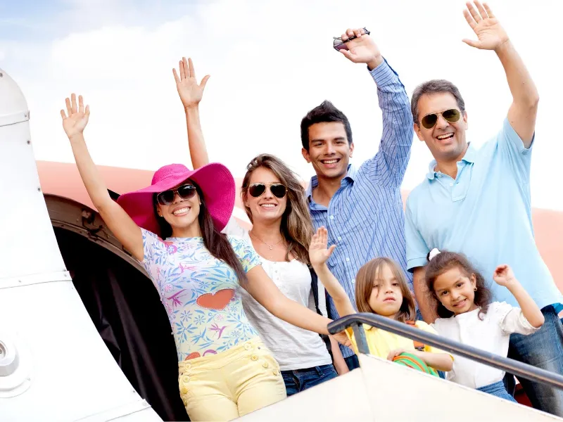 Viajeros optan por viajes organizados / Foto: Canva Grupo de viajeros disfrutando de un viaje organizado, con maletas y sonrisas, representando el auge de los paquetes turísticos en España