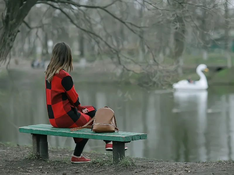 persona-disfrutando-soledad-introspeccion-psicologia ¿Prefieres quedarte solo que ir a una fiesta? La psicología revela que elegir la soledad potencia la creatividad, la independencia emocional y la claridad mental