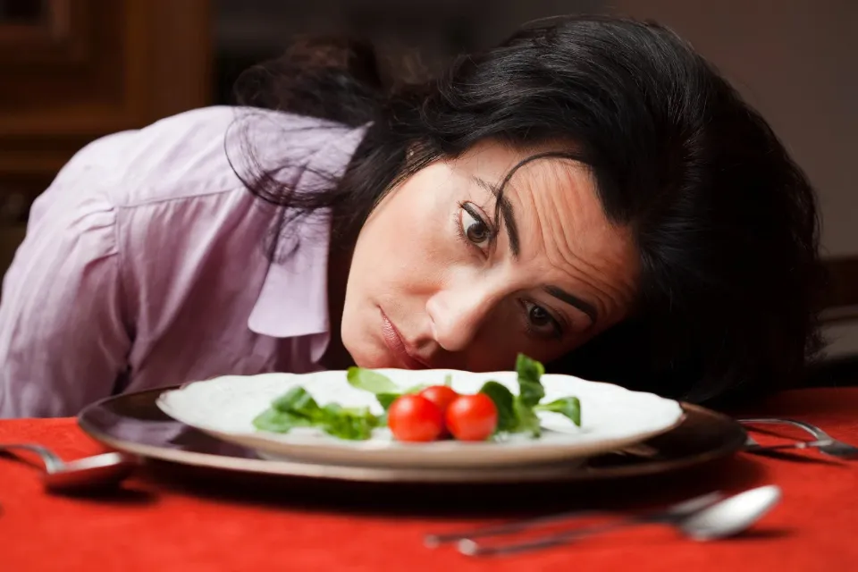 "Los españoles tenemos una mala relación con la comida", una experta "Los españoles tenemos una mala relación con la comida": una experta dice cómo recuperarla  