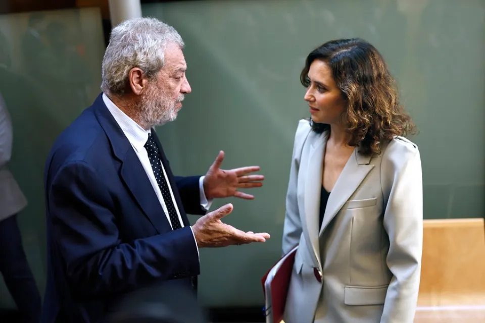 Isabel Díaz Ayuso - Miguel Ángel Rodríguez - EFE/Rodrigo Jiménez  La presidenta de la Comunidad de Madrid, Isabel Díaz Ayuso, conversa con su jefe de gabinete, Miguel Ángel Rodríguez, en una imagen de archivo. EFE/Rodrigo Jiménez
