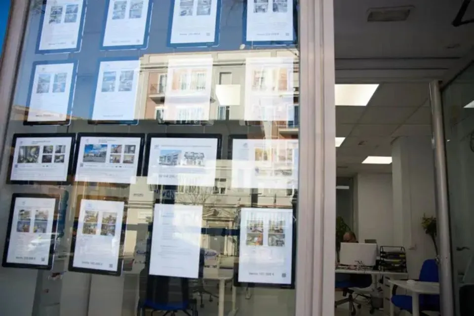 Anuncios de pisos en venta en una inmobiliaria en Madrid|Foto: Europa Press/Jesús Hellín  La vivienda usada rompe récord en España: sube un 14,7% en julio, según Idealista
