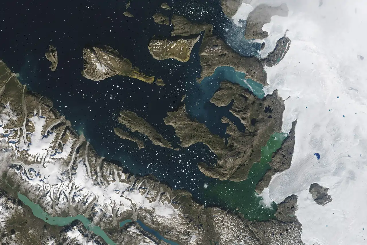 Imagen satelital de los fiordos de Groenlandia que muestra el deshielo en la zona | Foto: NASA