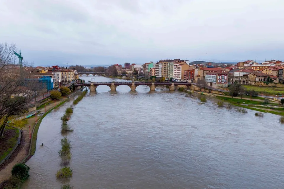 Vista del río Ebro a su paso por Miranda de Ebro (Burgos). EFE/David Pérez-Cejuela