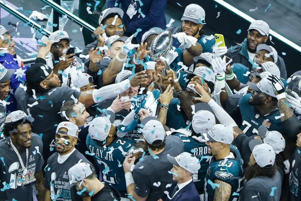 Los miembros del equipo de los Philadelphia Eagles sostienen el Trofeo Vince Lombardi. EFE/EPA/CJ Gunther