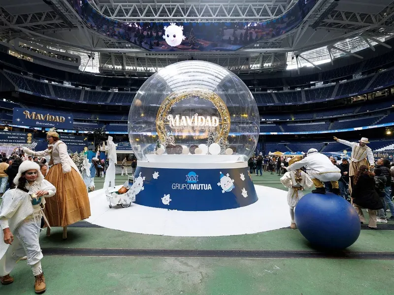 bernabeu-bola-nieve-navidad-2025|Real Madrid  El Bernabéu se transforma en la “bola de nieve más grande del mundo” con Mavidad Bernabéu
