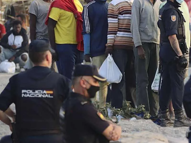 Efectivos policiales coordinando el traslado de migrantes acampados en la costa de Ceuta|Foto: ABC
