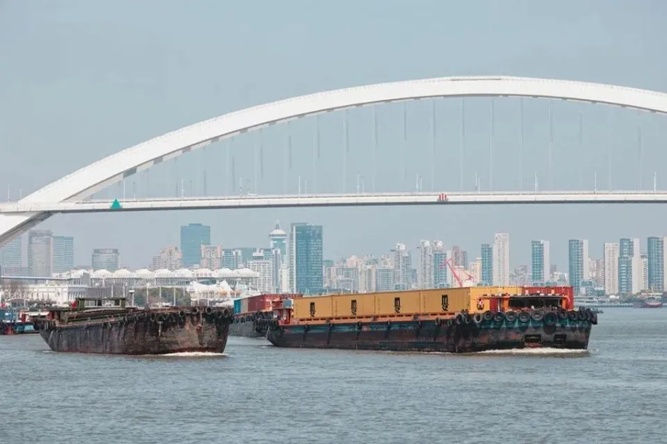 Buques de carga navegan por el río Huangpu en Shanghái|Foto: EFE/EPA/Alex Plaveski Guerra comercial: países reaccionan y anuncian contramedidas tras los aranceles anunciados por Trump