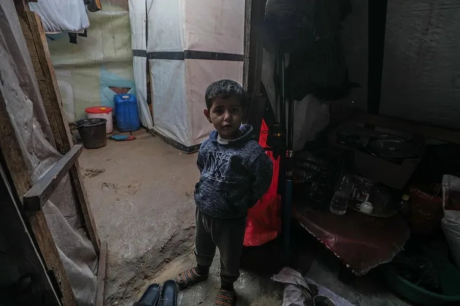 Un niño palestino desplazado al oeste de Deir Al Balah, en el centro de la Franja de Gaza|Foto: EFE/EPA/Mohammed Saber ONU: unos 10.000 niños han sufrido malnutrición aguda en Gaza desde principios de año
