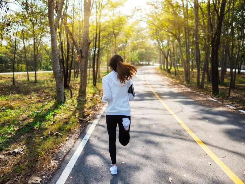 Persona corriendo al aire libre en un parque durante la mañana