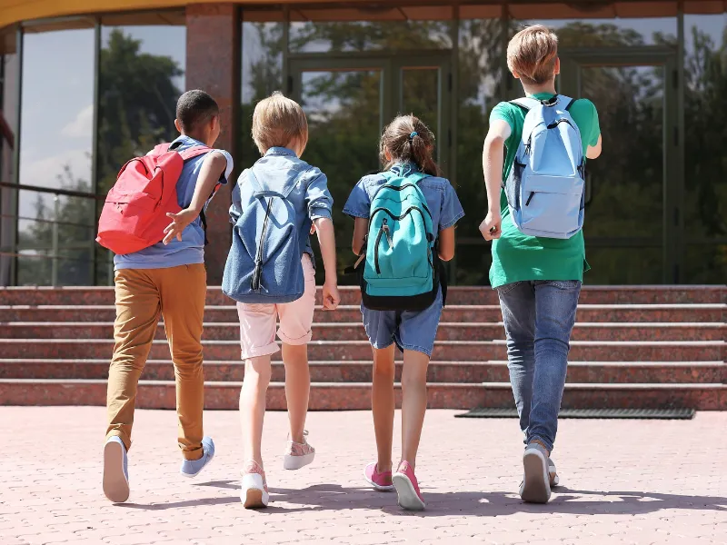 Vuelta al cole 2025: Aumenta el gasto escolar y crece demanda de productos reutilizados El gasto escolar medio en España sube a 422 €. Las familias recurren a libros y uniformes usados para ahorrar. Descubre cómo reducir costes este curso