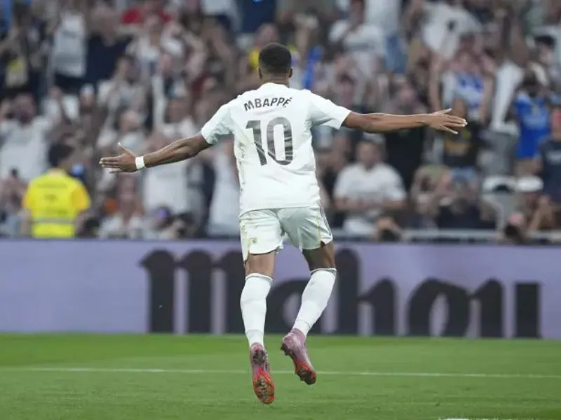 Kylian Mbappé (Real Madrid CF) en el partido de LaLiga EA Sports 2025-26|Foto: Europa Press/Oscar J. Barroso/AFP7 El delantero francés Kylian Mbappé marca de penalti y da la victoria al Real Madrid en su debut en LaLiga 2025-26 ante Osasuna, donde Xabi Alonso regresa al Bernabéu como técnico del blanco