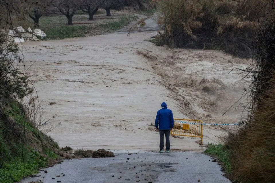 Fuertes lluvias ponen en alerta a doce comunidades|Foto: EFE Marcial Guillén Alerta en doce comunidades por vientos, fuertes lluvias y mala mar