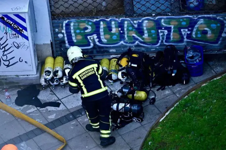 bombero trabaja en el incendio del piso de la calle Juan de la Cosa - Europa Press/Nacho Cubero