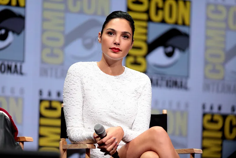 Gal Gadot|Foto: Gage Skidmore / Flickr. La actriz israelí Gal Gadot atribuyó los resultados de taquilla de la producción de Disney a la presión ejercida sobre celebridades para criticar a Israel, según declaraciones en programa televisivo.