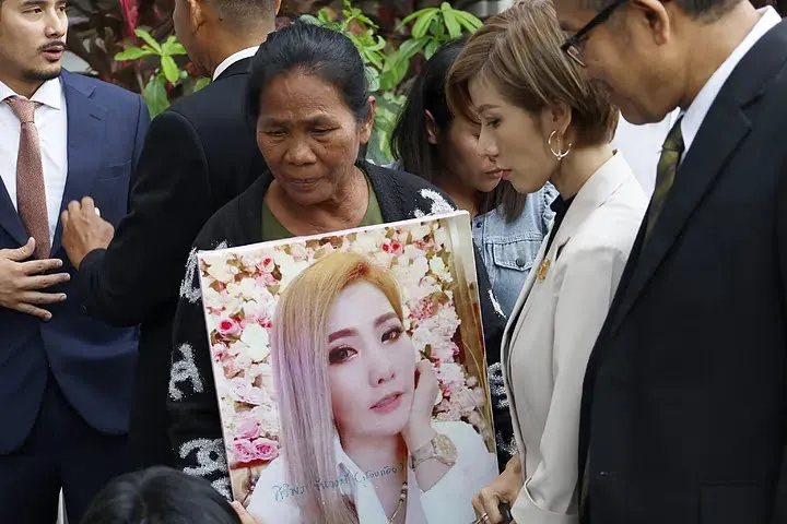 Madre de Siriporn Khanwong con su foto - víctima mortal de Sararat Rangsiwuthaporn - El Mundo 
