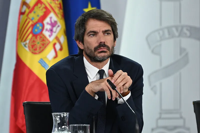  Ernest Urtasun, durante la rueda de prensa|Foto de La Moncloa - Gobierno de España / Flickr Enest Urtasun se posiciona neutralmente sobre la suspensión de 'El odio', la obra que recoge las confesiones del asesino de sus hijos, en un caso que enfrenta libertad de expresión y sensibilidad social.  