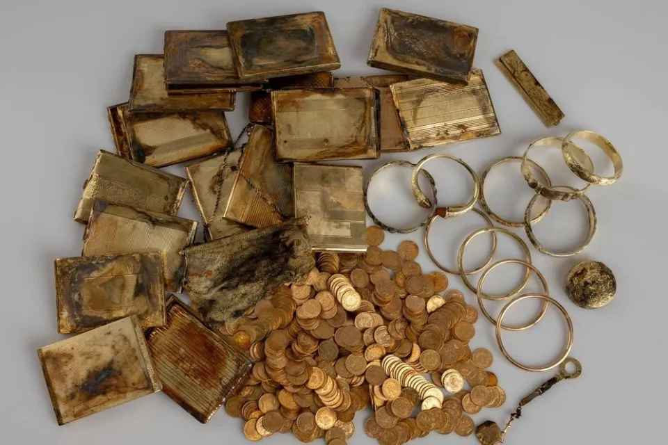 Las monedas y objetos de oro que superan los €600.000|Foto: El Confidencial/Museo de Bohemia Oriental de Hradec Králové Dos hombres encuentran 598 monedas de oro y joyas valoradas en más de €600.000