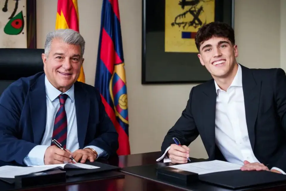 Pau Cubarsí posa con Joan Laporta - FC Barcelona - Barça - 20minutos/German Parga