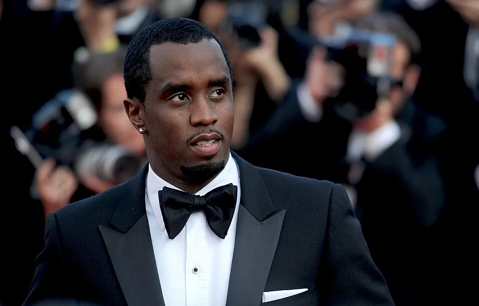 Sean "Diddy" Combs|Foto: Wikimedia Commons / Nikeush El juicio por tráfico sexual contra Diddy revela vínculos con celebridades como Britney Spears y Michael B. Jordan, mientras Cassie Ventura testifica sobre años de abuso. El caso expone supuestas redes de poder y manipulación en la industria musical.