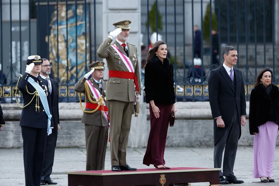 Los Reyes Felipe VI-Letizia-Princesa de Asturias-Pedro Sánchez-Margarita Robles-EFE/JuanJo Martín Los Reyes Felipe VI y Letizia, junto a la Princesa de Asturias, el presidente del Gobierno, Pedro Sánchez (2d) y la ministra de Defensa, Margarita Robles (d). EFE/ JuanJo Martín
