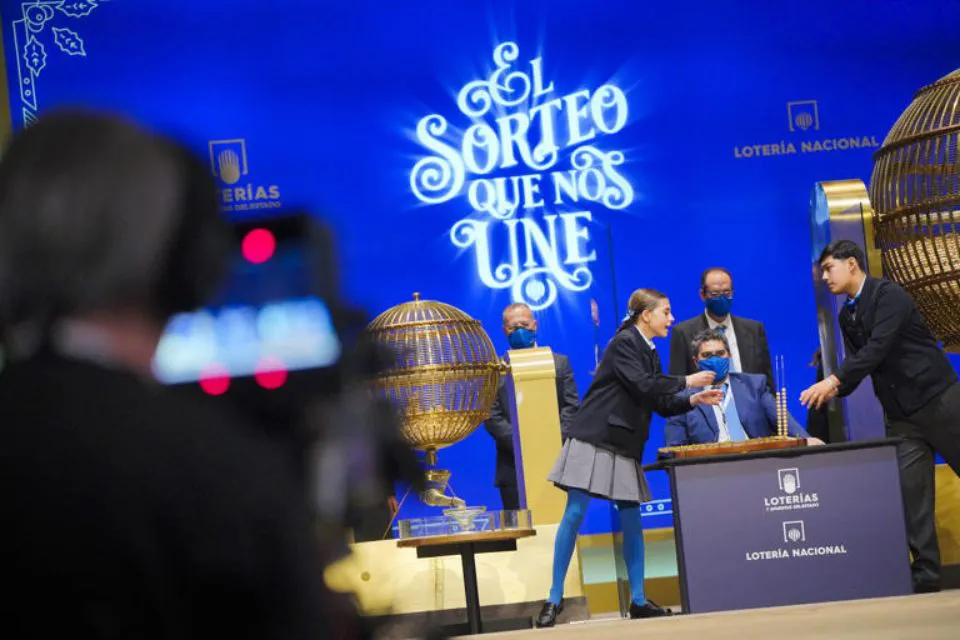 Sorteo de la Lotería de Navidad de 2021|Foto: El Mundo/Ángel Navarrete Un juzgado admite que 56 números cantados en la lotería de Navidad no estaban premiados