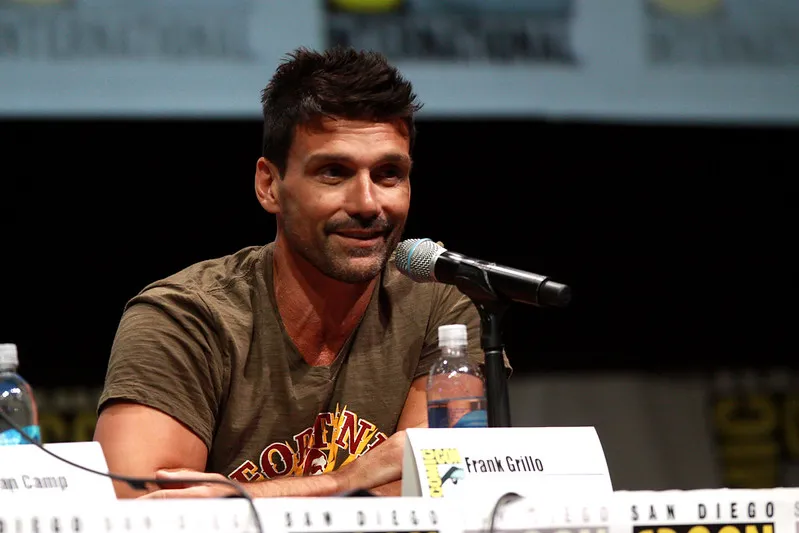 Frank Grillo|Foto: Gage Skidmore / Flickr Frank Grillo señala que Marvel trabaja con guiones en constante desarrollo durante la producción, mientras que DC utiliza scripts completos previamente planificados. Esta diferencia metodológica refleja el debate actual sobre los procesos de producción en el género de superhéroes.
