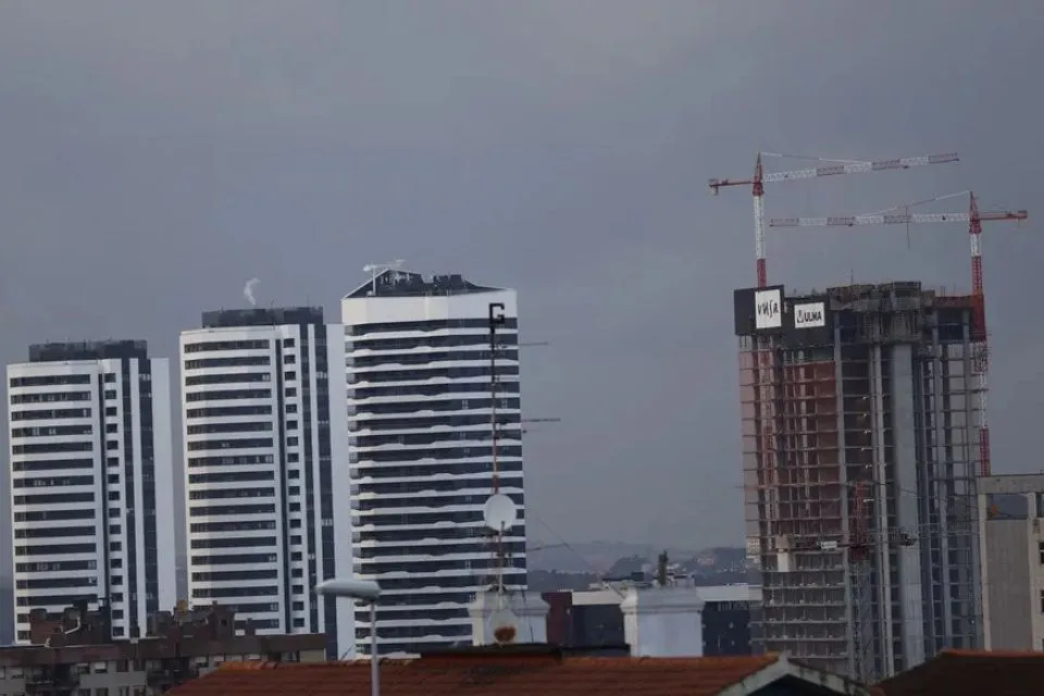 Un bloque de viviendas en construcción en Bilbao|Foto: EFE/Luis Tejido Los españoles dedicaron en 2024 un 47% de su sueldo al alquiler